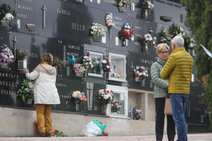 Día de Todos los Santos en el cementerio de Ponferrada. L. DE LA MATA