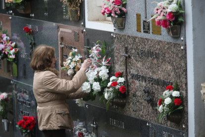 Día de Todos los Santos en el cementerio de Ponferrada. L. DE LA MATA