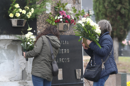 Día de Todos los Santos en el cementerio de Ponferrada. L. DE LA MATA