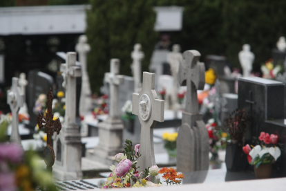 Día de Todos los Santos en el cementerio de Ponferrada. L. DE LA MATA