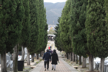 Día de Todos los Santos en el cementerio de Ponferrada. L. DE LA MATA