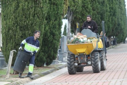 Día de Todos los Santos en el cementerio de Ponferrada. L. DE LA MATA