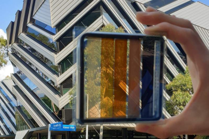 Científicos de la Escuela Politécnica Federal de Lausana (EPFL) en Suiza, prueban en sus laboratorios células solares de perovskita en condiciones similares a las reales. epfl