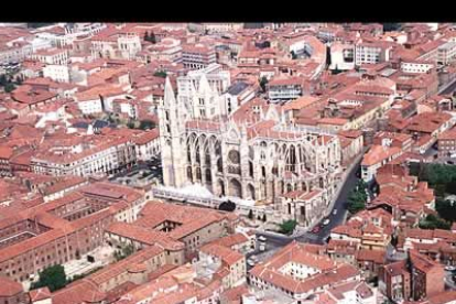 León es una de las ciudades más alabadas por los peregrinos franceses que ven en ella la influencia de su estilo gótico. Arte por cada esquina. No dude en perderse por el húmedo y visitar la Catedral.