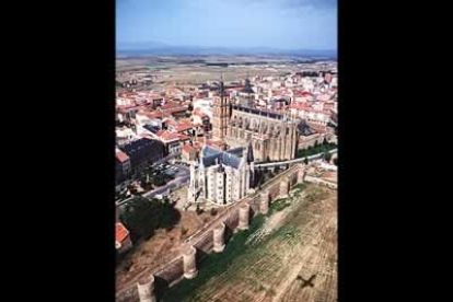 Astorga, capital de la Maragatería, tuvo una sólida vinculación con el Camino, por su oferta de hospitales y la figura del «veedor», una especie de defensor del peregrino.