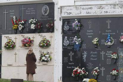 Día de Todos los Santos en el cementerio de Ponferrada. L. DE LA MATA