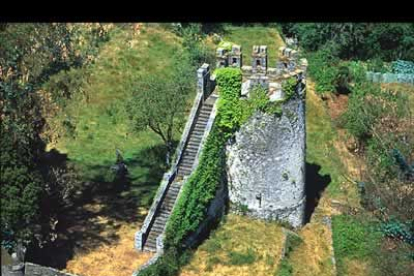 Torreta almenada en las murallas de Sarria, uno de los puntos de interés de la ruta jacobea a su paso por la provincia de Lugo.