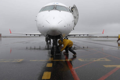 El mantenimiento de aeronaves supone una de las áreas de negocio del proyecto; en la imagen, un avión en la pista leonesa. JESÚS F. SALVADORES