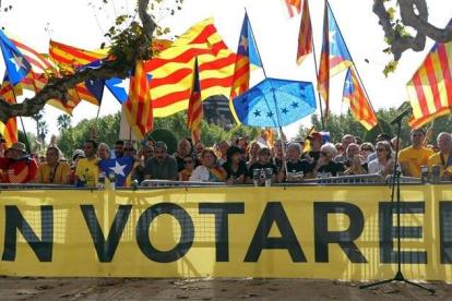 Partidarios de la consulta se han concentrado a las puertas del Parlament donde esta tarde se ha aprobado en un pleno extraordinario la Ley catalana de Consultas