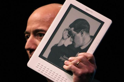 Jeff Bezos, con uno de sus Kindle.