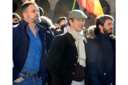 Abascal y el candidato García-Gallardo (d) ayer, en Salamanca. J.M. GARCÍA