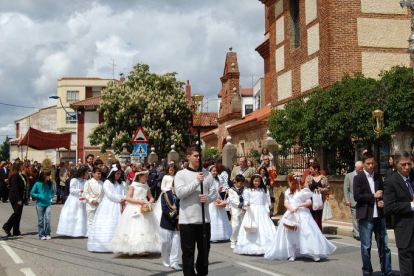 La procesión con los niños y la banda de las Tres Caídas se celebra el día 11 tras la misa de mediodía. DL