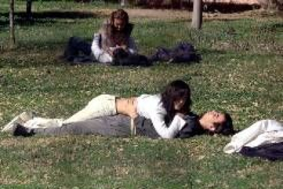 Una pareja se entretiene en un día soleado en el campus universitario de Granada