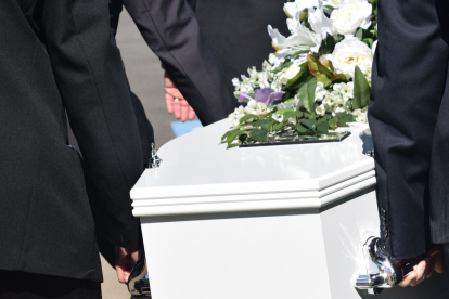 Imagen de un ataúd en un funeral. CAROLYNABOOTH