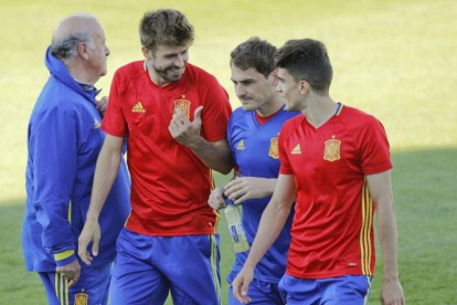 Bartra, Casillas y Piqué en una concentración de la selección junto al seleccionador Vicente del Bosque.