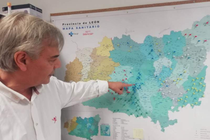 El gerente de Atención Primaria muestra el mapa de consultorios de León. DL