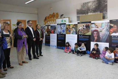 La exposición de Unicef y Alimerka fue presentada ayer en el colegio Blanco de Cela.