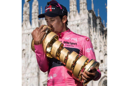 Bernal con el trofeo que le acredita como vencedor del Giro. ZENNARO