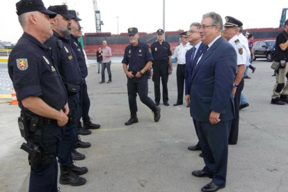 El ministro Juan Ignacio Zoido ha visitado a los agentes de la Policía y la Guardia Civil desplegados en Barcelona.