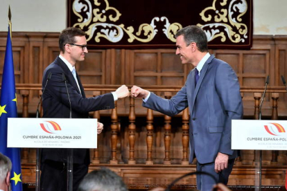 Sánchez saluda al primer ministro polaco en la cumbre bilateral que celebraron en Alcalá de Henares. ANDREJZ LANGED
