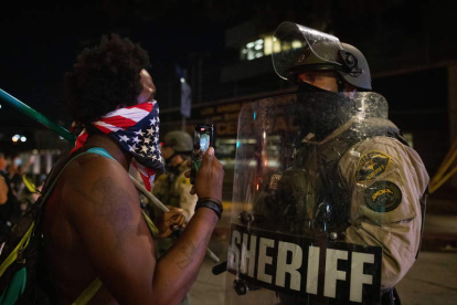 Un manifestante se encara con la policía en la tercera noche consecutiva de protestas CHRISTIAN MONTERROSA