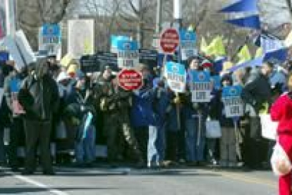 Un grupo de anti abortistas protesta ante el Congreso de Estados Unidos