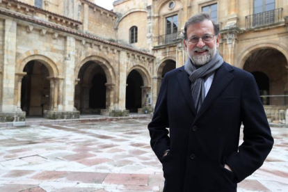 Mariano Rajoy en el calustro de San Isidoro, donde se reunieron las Cortes de 1188, el primer parlamento de Europa según ha certificado la propia Unesco.
