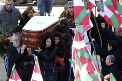 Expresos de ETA portan el féretro en el funeral de Iosu Uribetxebarria Bolinaga, este sábado, en Arrasate.