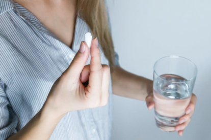 Una mujer sostiene una píldora. JESHOOTS.COM/PEXELS