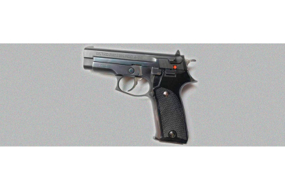 Esta es la pistola más vetusta de la policía  municipal. La ‘decana’ no posee seguro de caída de arma. DL