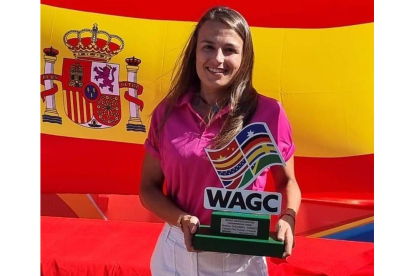 La jugadora berciana del Club de Golf Bierzo Emma Méndez, tras ganar en Mijas. DL