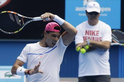 Rafael Nadal conecta un golpe ante su tío y entrenador, Toni Nadal, en un entrenamiento en Melbourne.