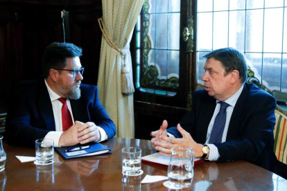 El consejero de Agricultura de Andalucía, Sánchez Haro, se reunió ayer con el ministro Planas. C. MOYA