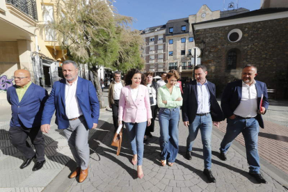 Raquel Sánchez, con los líderes del partido en la provincia y en la comarca del Bierzo. L. DE LA MATA