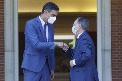 El presidente del Gobierno, Pedro Sánchez, saluda ayer en la Moncloa al presidente de Ceuta, Juan Jesús Vivas. JUAN CARLOS HIDALGO