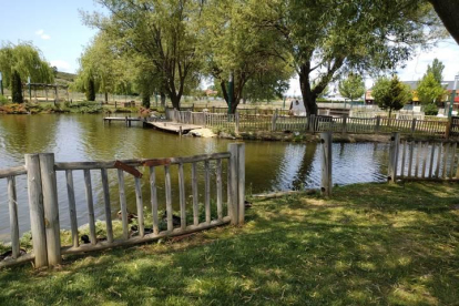 Situación en la que han quedado las vallas que protegen el lago de los patos.