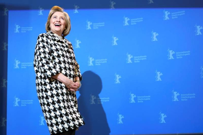 Hillary Clinton posa para los fotógrafos a su llegada al Festival de Cine de Berlín.