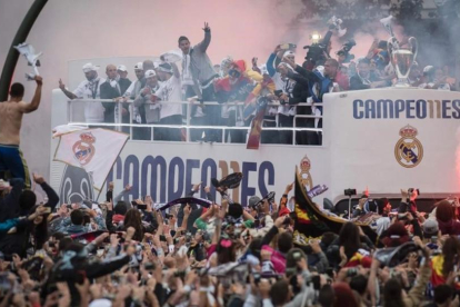 El autobús del Real Madrid llega a la Cibeles para ofrecer la 'undécima' a los aficionados.