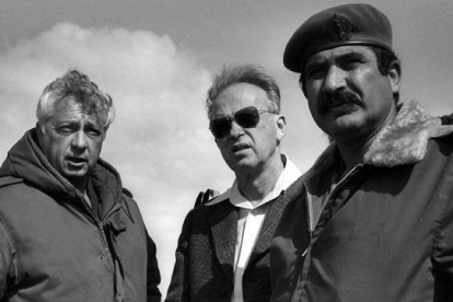El General Ariel Sharon, a la izquierda de la imagen, junto al Primer Ministro de Israel, Yitzhak Rabin y el General Adam Yekutiel, en una foto de archivo en la península del Sinai en febrero de 1976 REUTERS / OFICINA DE PRENSA DEL GOBIERNO DE ISRAEL