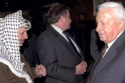Foto de archivo del 21 de octubre del 1998 del Ministro de Exteriores Ariel Sharon junto al Presidente palestino Yasser Arafat durante las conversaciones de paz en Wye Plantation, Estados Unidos EFE / AVI OHAYON