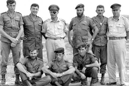 Ariel Sharon y Moshe Dayan, segundo y tercero por la izquierda, junto a otros mandos militares en una foto del 28 de octubre de 1955 REUTERS / MINISTERIO DE DEFENSA DE ISRAEL