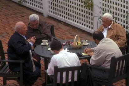 Ariel Sharon junto a los mediadores palestinos durante las conversaciones de paz del Oriente Medio en Estados Unidos en octubre del 1998 REUTERS / AVI OHAYON