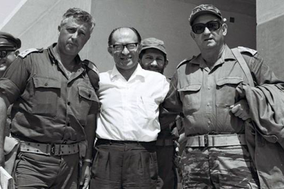 Fotografía de archivo facilitada por el departamento de prensa del Gobierno de Israel, del ministro de defensa Ariel Sharon, a la izquierda, Menachem Begin, centro y el General Avraham Yoffe, en Jebel Livne, província de Sinaí, en junio del 1977 MOSHE MILNER / HANDOUT