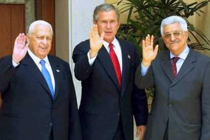 Ariel Sharon junto a George Bush y Mahmoud Abbas durante las conversaciones de paz en Aqaba, Jordania, en 2003 EFE / POOL / CASTELNUOVO