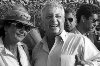 Ariel Sharon junto a su mujer, Lily durante un festival aereo en julio del 1982 REUTERS / BARUCH RIMON