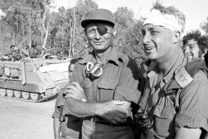 Ariel Sharon junto a Moshe Dayan en el Canal de Suez en octubre del 1973 REUTERA / MINISTERIO DE DEFENSA DE ISRAEL
