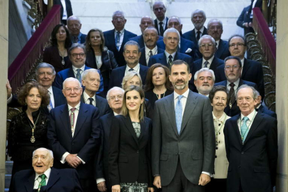 El académico leonés Luis Mateo Díez posa junto a los Reyes y el resto de miembros de la Real Academia Española.