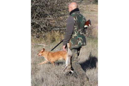 Un cazador con su perro. RAMIRO