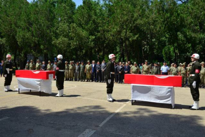 Ceremonia militar con los ataúdes de los dos militares fallecidos esta madrugada en Diyarbakir.