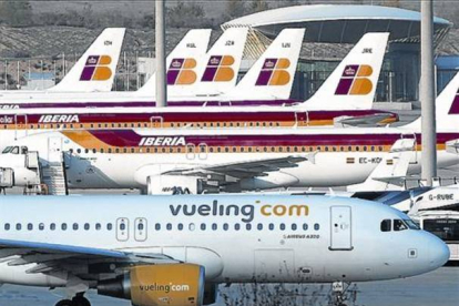 Vuelos 8 Aviones de Vueling e Iberia en el aeropuerto de Barajas.